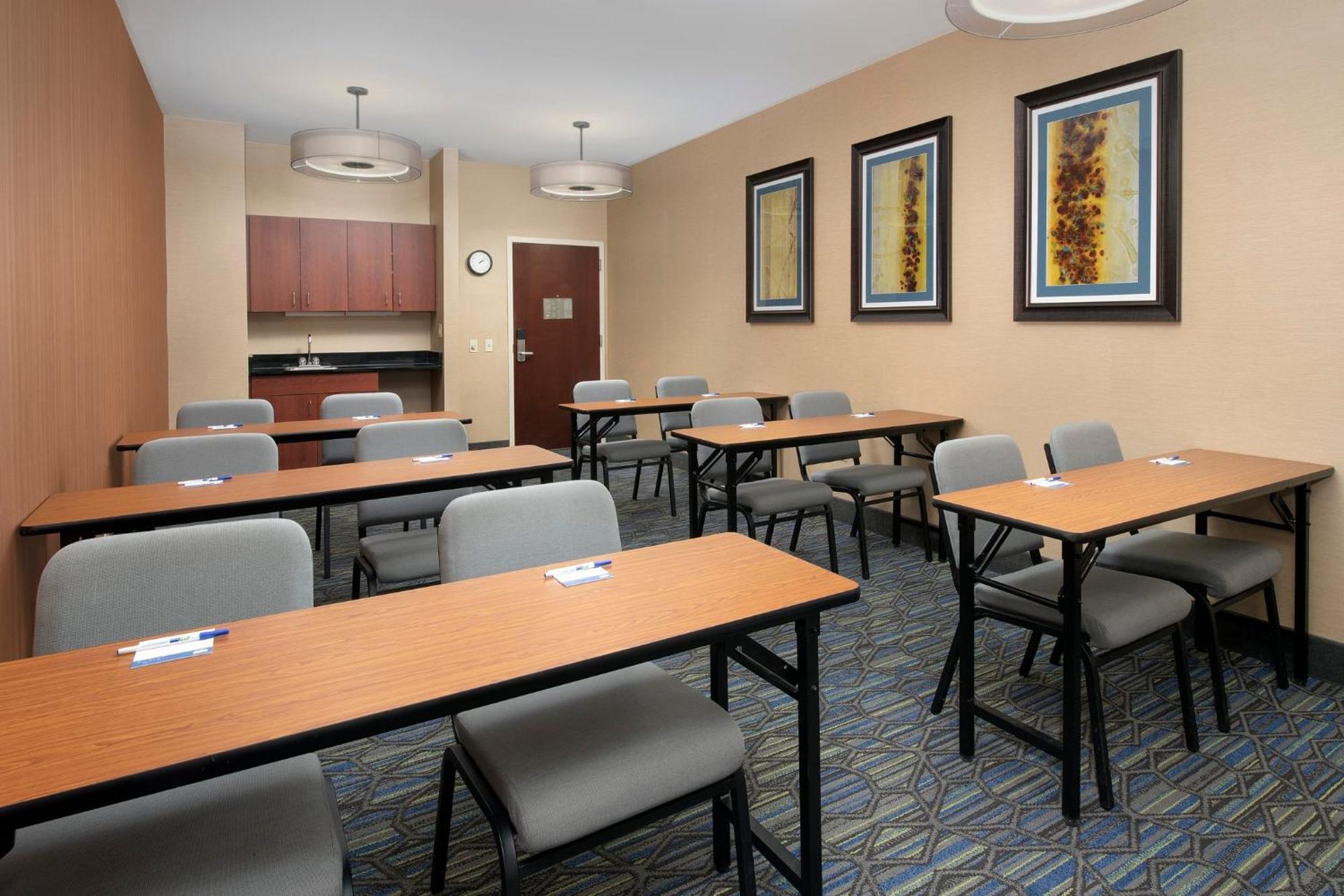 Express & By Ihg By Ihg 2*